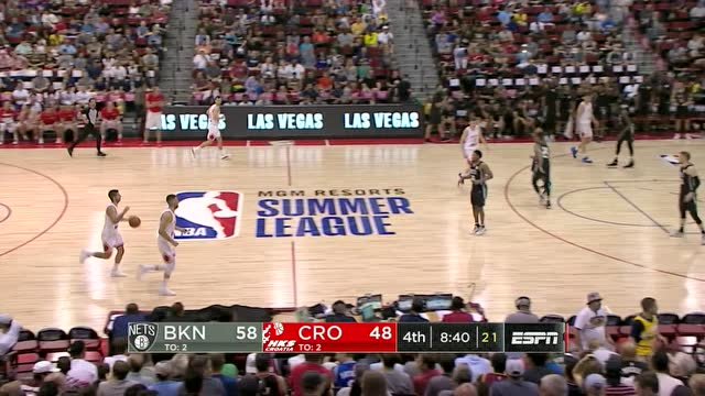  克拉克斯顿遮天大帽，篮网险胜尼克斯  