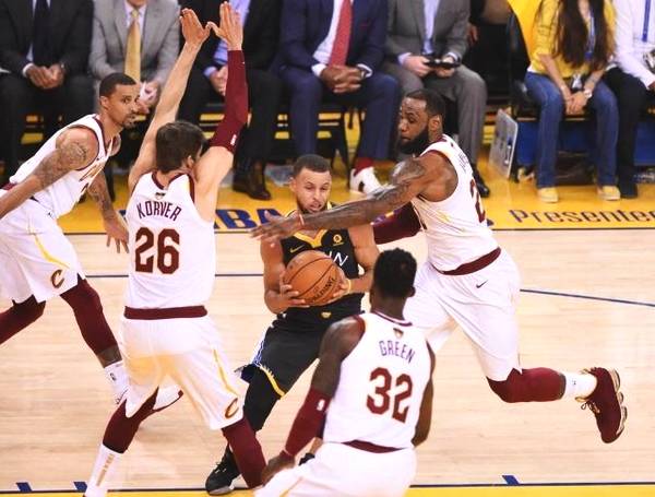  勇士库里单场12记三分球刷新个人纪录  